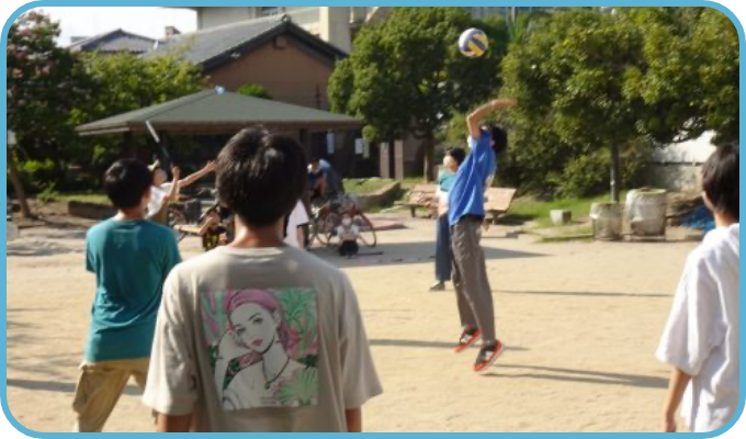 公園でボールを使って体を動かす様子