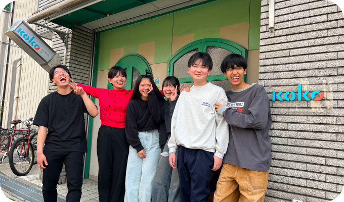 吹田校あまかりの校舎前での集合写真