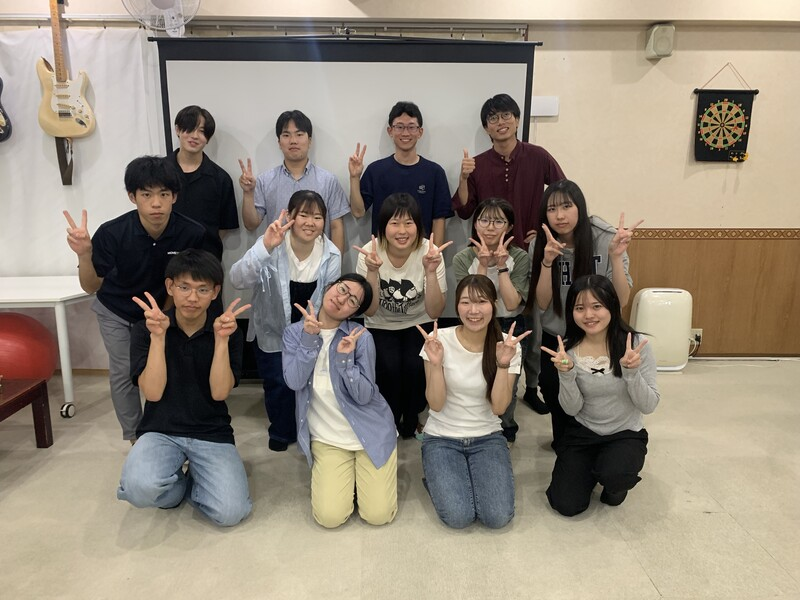 室内で集まった子どもサポーターと職員の交流会の集合写真